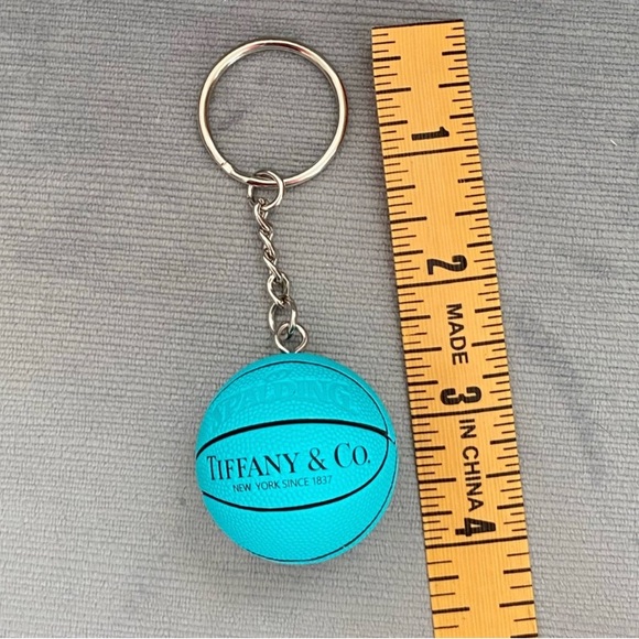 TIFF + CO INSPIRED MINI SPALDING BASKETBALL KEYRING - Picture 5 of 6